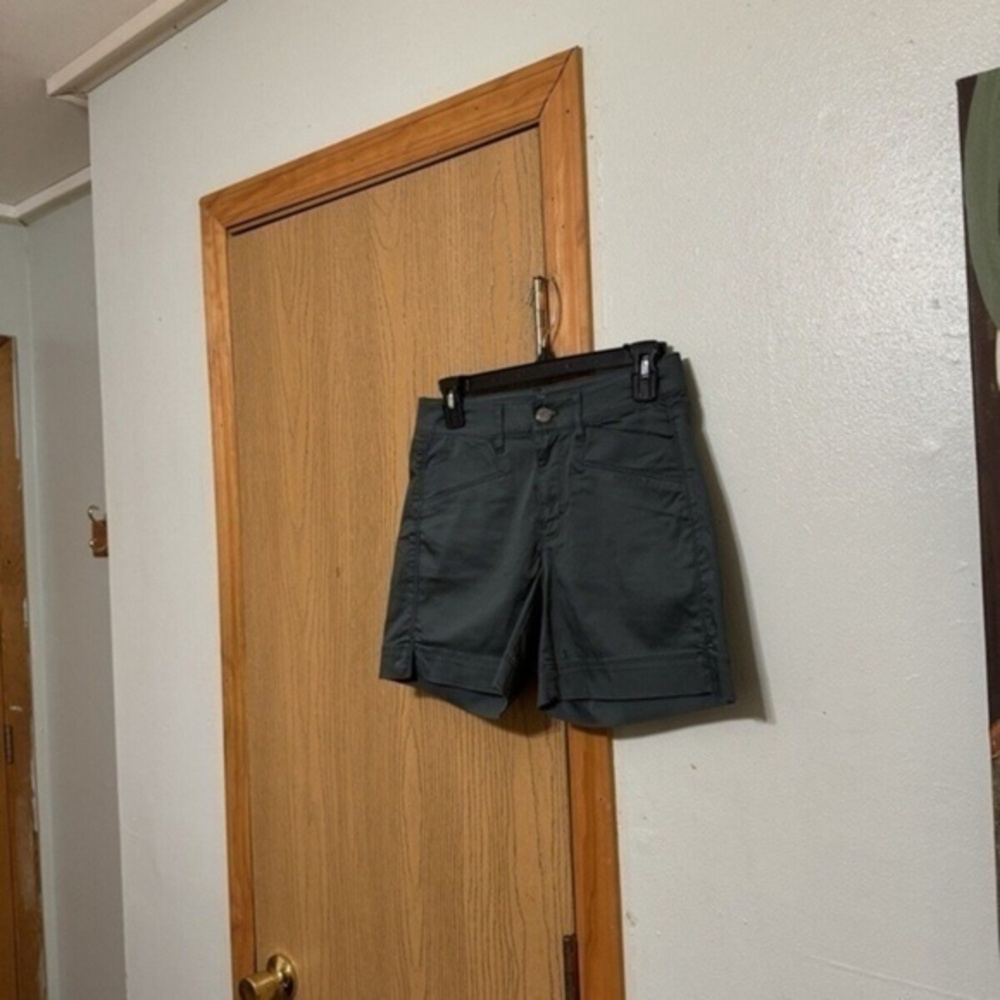 White House Black Market "The 5" Short" Size 00 Solid Gray Mid-Rise Shorts - EUC
